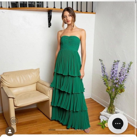 Stunning Fame and Partners emerald green formal dress. - Picture 1 of 3